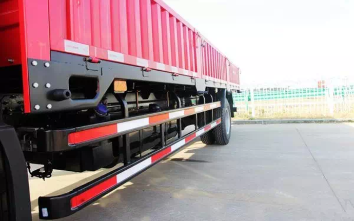 文章 养车用车  侧面防护栏除了能缓解行人被卷入车底的风险,对油箱等