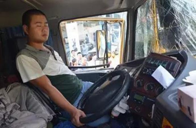 中国的货车为啥容易出事故?货车司机含泪说出了真相!