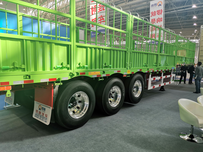 锣响挂车现身武汉车展：仓栅车配盘刹+空悬，快递厢车容积高达130立方米