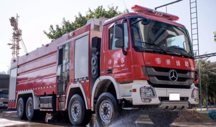 实拍奔驰4158 8x4水罐消防车 揭秘 大水牛 背后的奥秘 手机卡车e族 实拍奔驰4158 8x4水罐消防车 揭秘 大水牛 背后的奥秘 手机卡车e族