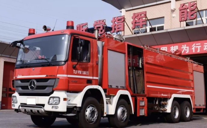 实拍奔驰4158 8x4水罐消防车 揭秘 大水牛 背后的奥秘 手机卡车e族 实拍奔驰4158 8x4水罐消防车 揭秘 大水牛 背后的奥秘 手机卡车e族