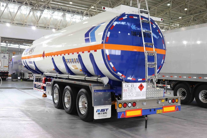 铝神1号闪耀武汉车展解读中集瑞江长胜的秘诀专访中集瑞江副总经理汪刚 卡车e族 选车用车买车 就上卡车e族