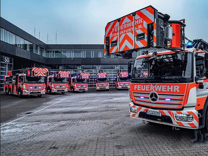 卢森堡亚向法兰克福消防局交付了10辆新款l32a Xs云梯消防车 手机卡车e族