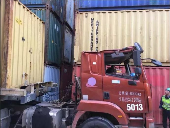 集装箱下惊魂 中集联合卡车救我一命 卡车e族 选车用车买车 就上卡车e族